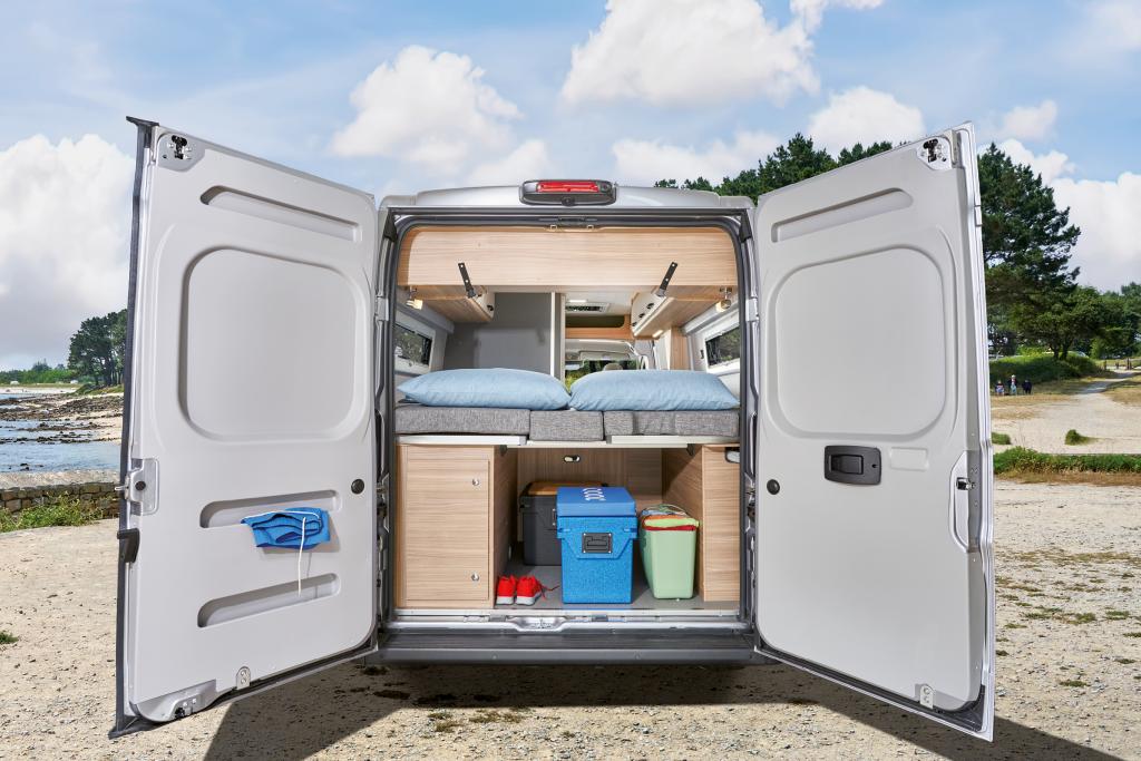 Heckansicht auf den WOhnraum im Campervan