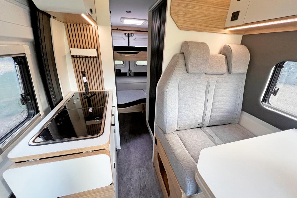 Wohnbereich im Campervan