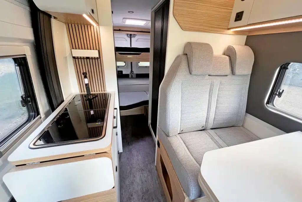 Wohnbereich im Campervan