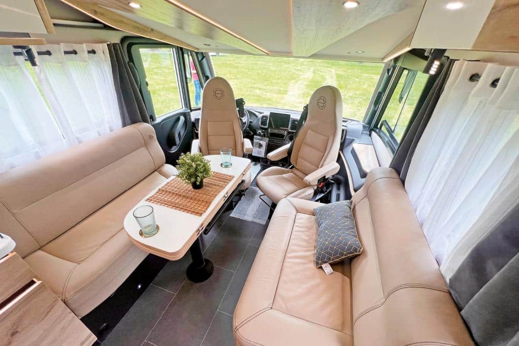 Sitzgruppe in Wagenmitte des Wohnmobils