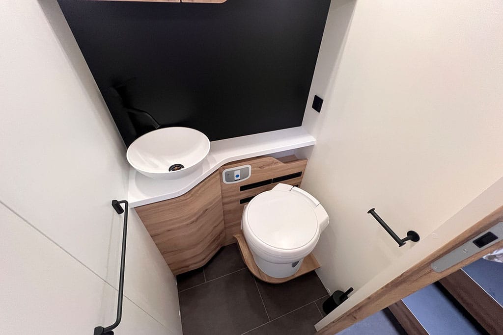 Toilette und Waschbecken im Wohnmobil