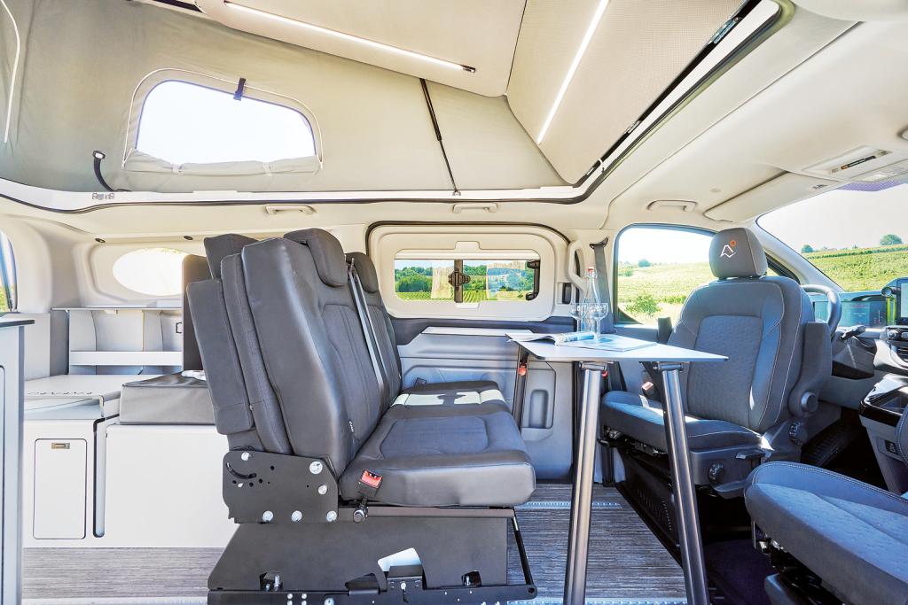 Sitzbank und Fahrersitze im Bus