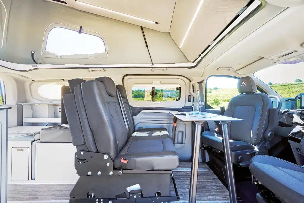 Sitzbank und Fahrersitze im Bus