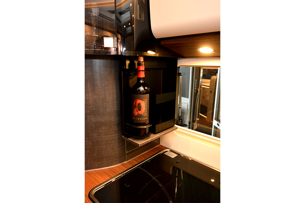 Carthago Chic C Line I 5.9 XL LE Flaschenauszug
