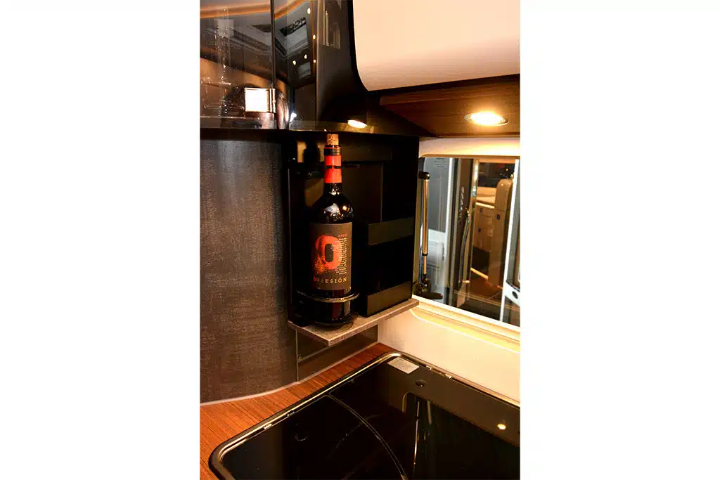 Carthago Chic C Line I 5.9 XL LE Flaschenauszug