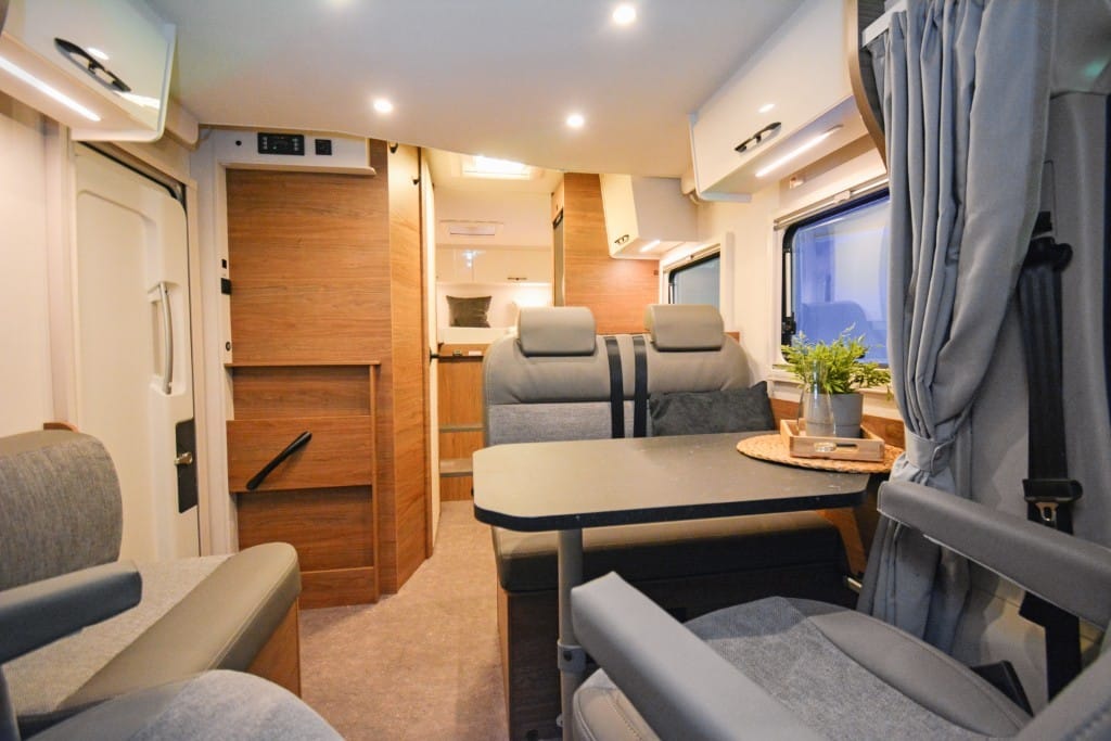 Neue Hymer-Marke: Wohnraum und Sitzgruppe im Corigon T70 S