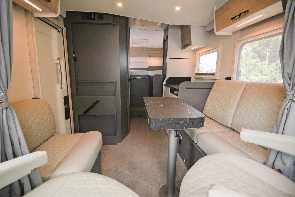 Etrusco T 6.9 SBC Base Wohnraum mit Sitzgruppe