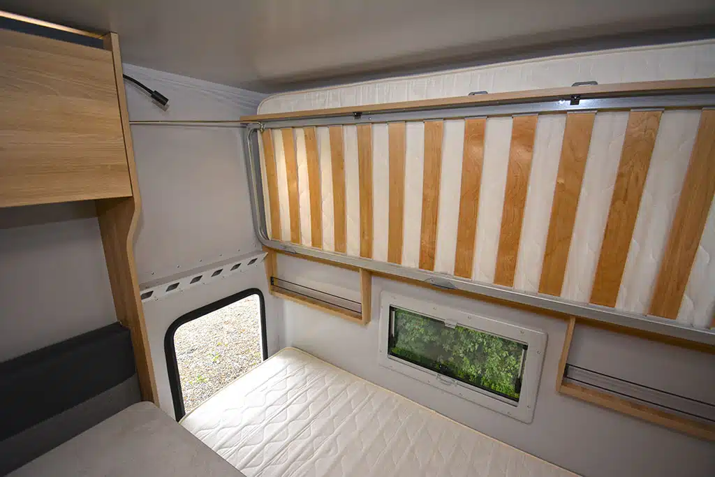 Hochgeklappte Betten im Wohnmobil