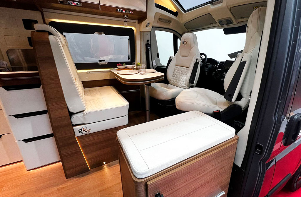 Sitzgruppe im Campervan