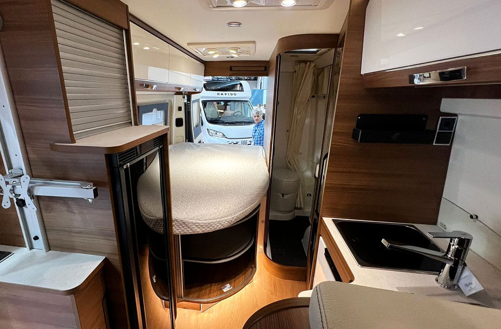 Französisches Bett und Heck-Badezimmer im Campervan