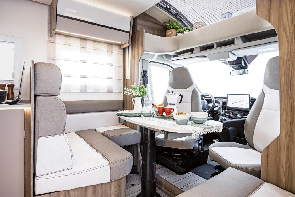 Sitzgruppe vorne im Wohnmobil