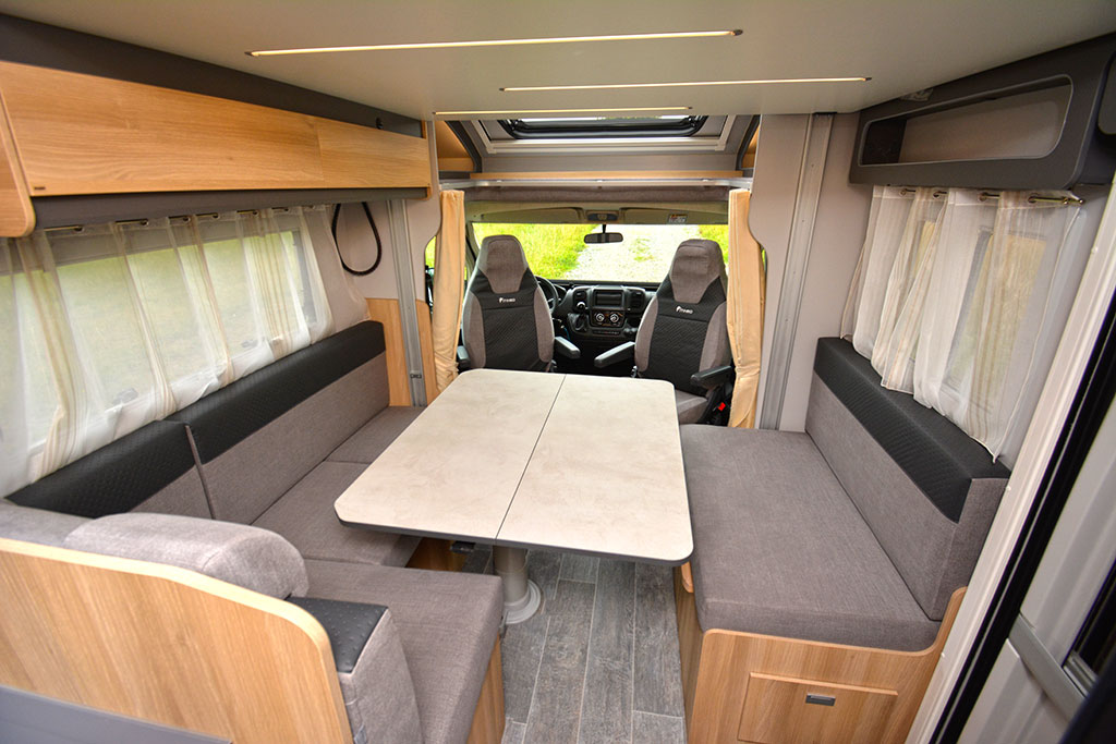 Sitzgruppe und Wohnbereich im Wohnmobil