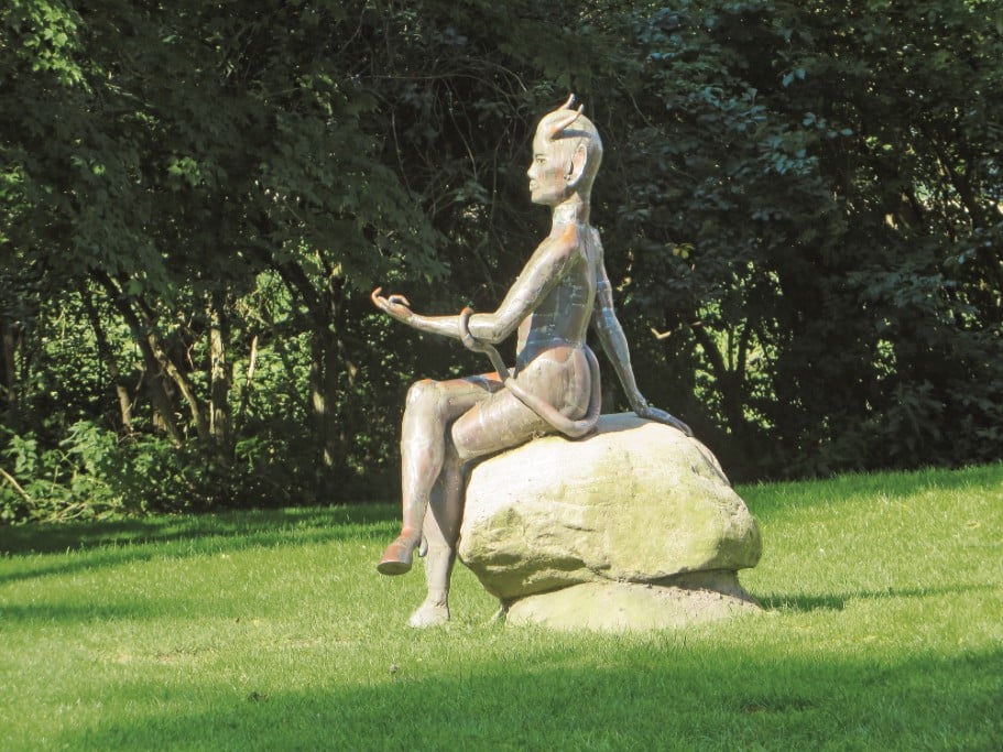 Roter haubarg Skulptur