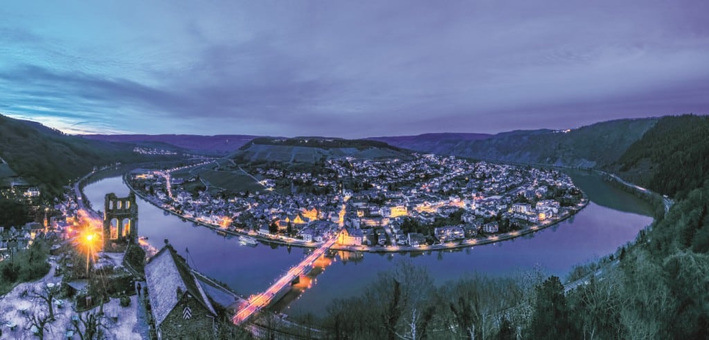Blick-auf-die-Grevenburg-und-Traben-Trarbach-in-der-Abenddaemmerung