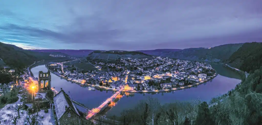 Blick-auf-die-Grevenburg-und-Traben-Trarbach-in-der-Abenddaemmerung