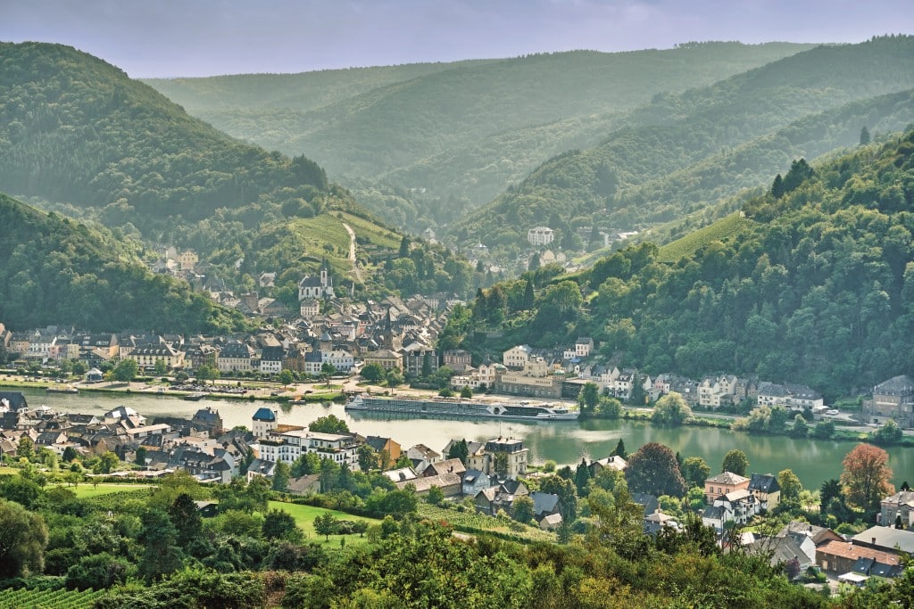 Blick-von-den-Hoehen-auf-den-Stadteil-Trarbach-mit-Bad-Wildstein