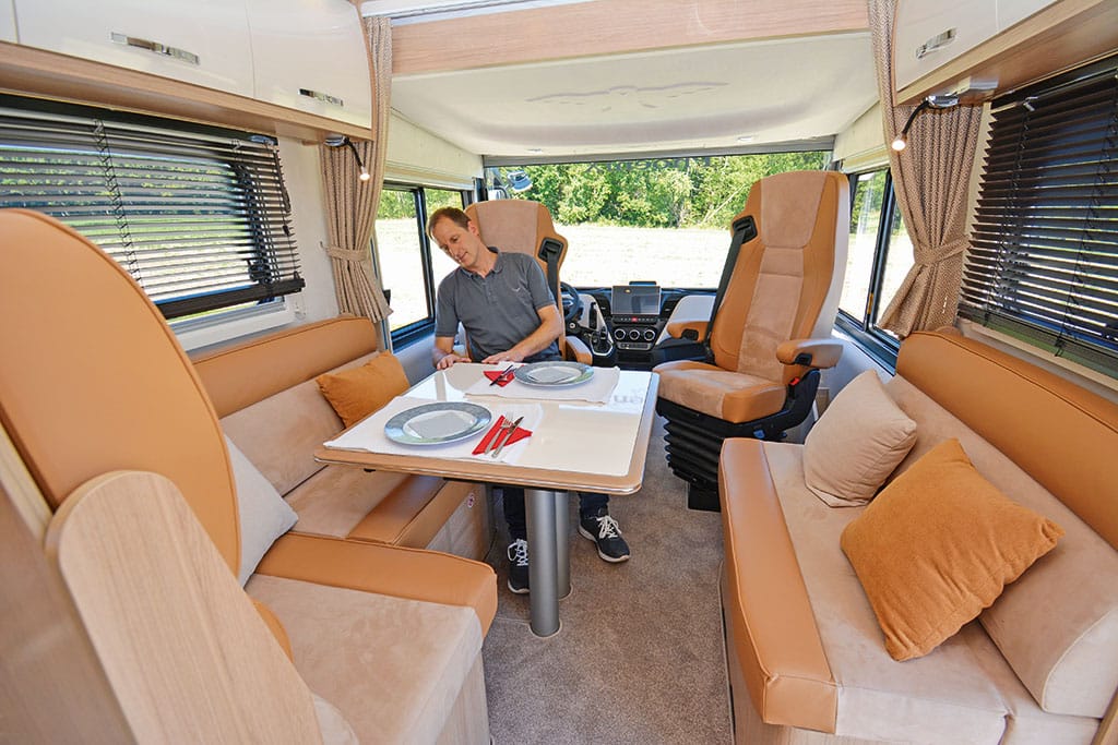 Redakteur sitzt auf gedrehtem Fahrersitz im Reisemobil