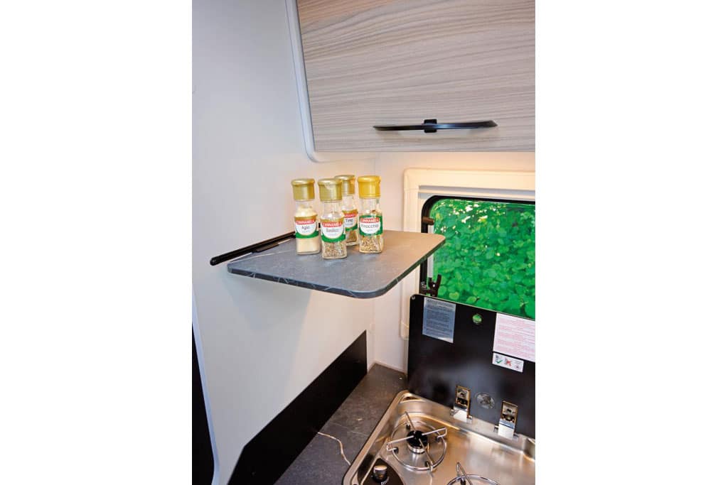 Aufklappbares Ablagebrett im Wohnmobil