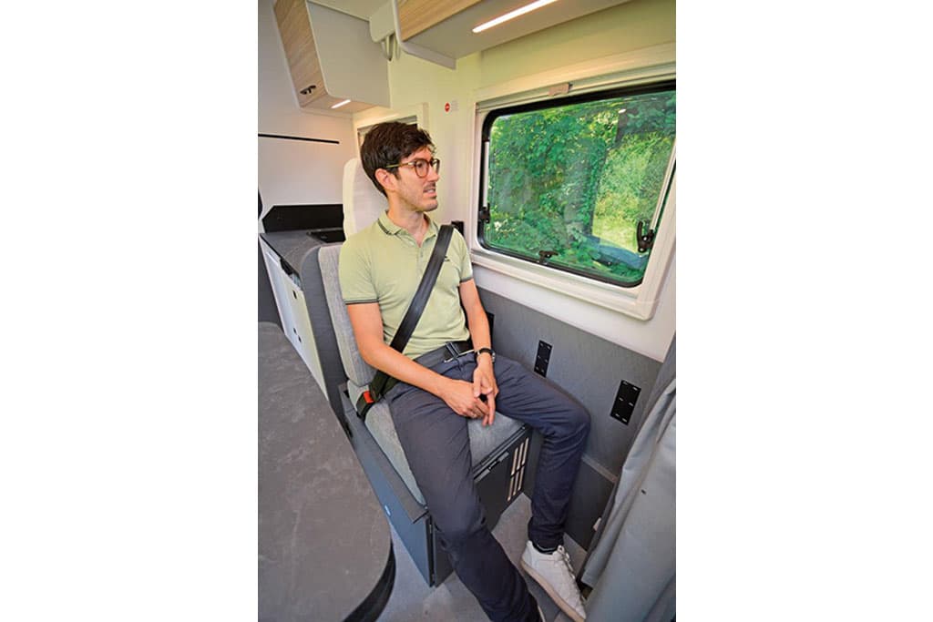 Redakteur auf Einzelsitzplatz im Wohnmobil