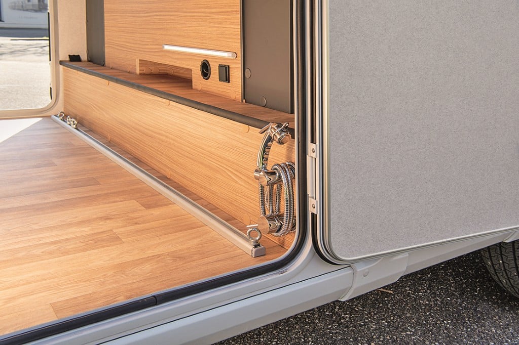 Heckgarage mit Wasserleitungen der Außendusche