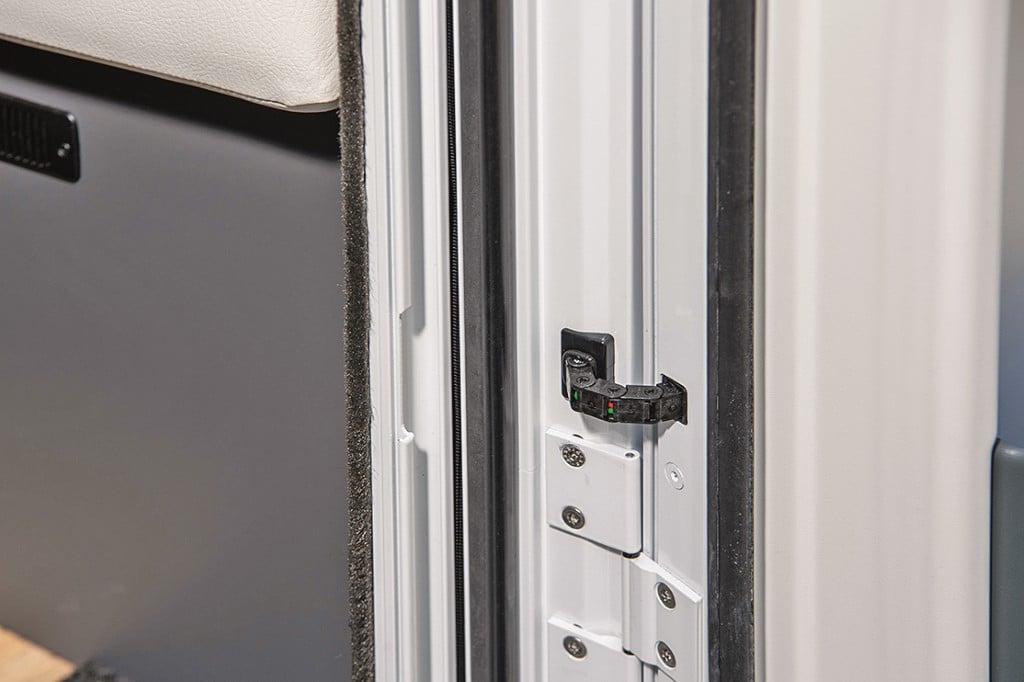 Die Kabelführung an der Tür