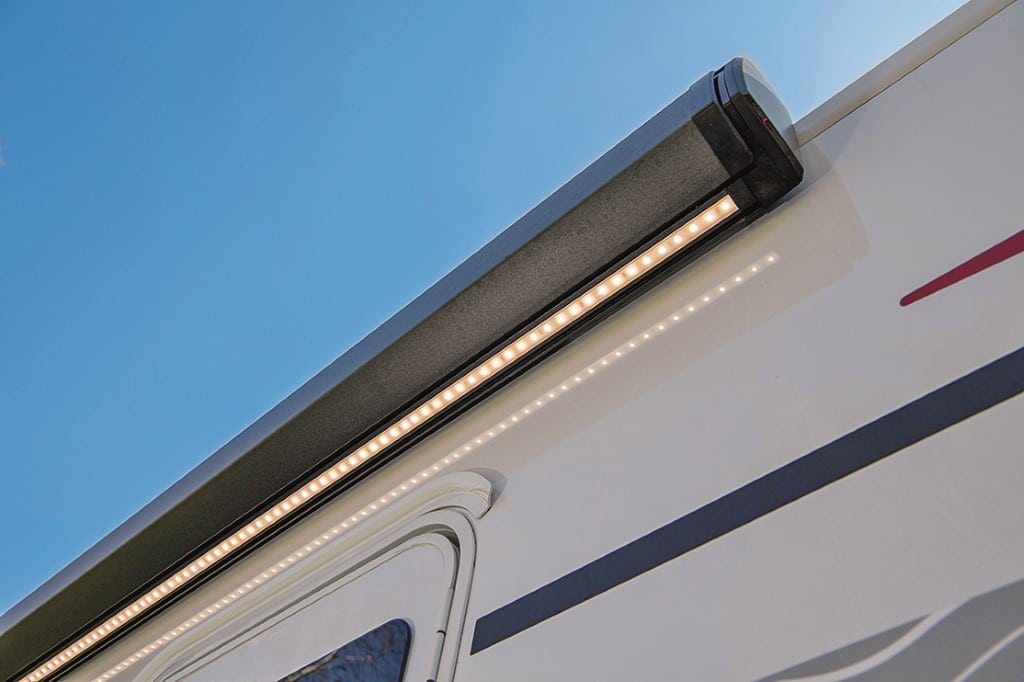 Markise mit LED-Beleuchtung