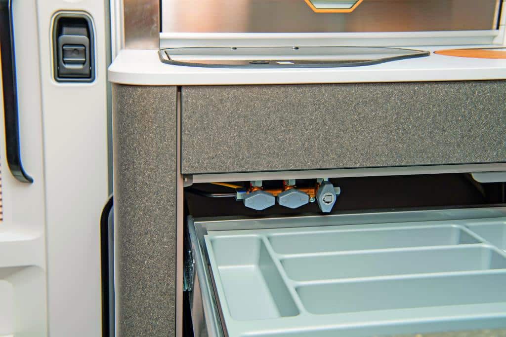 Blick auf den Gasabsperrhahn über Besteckschublade