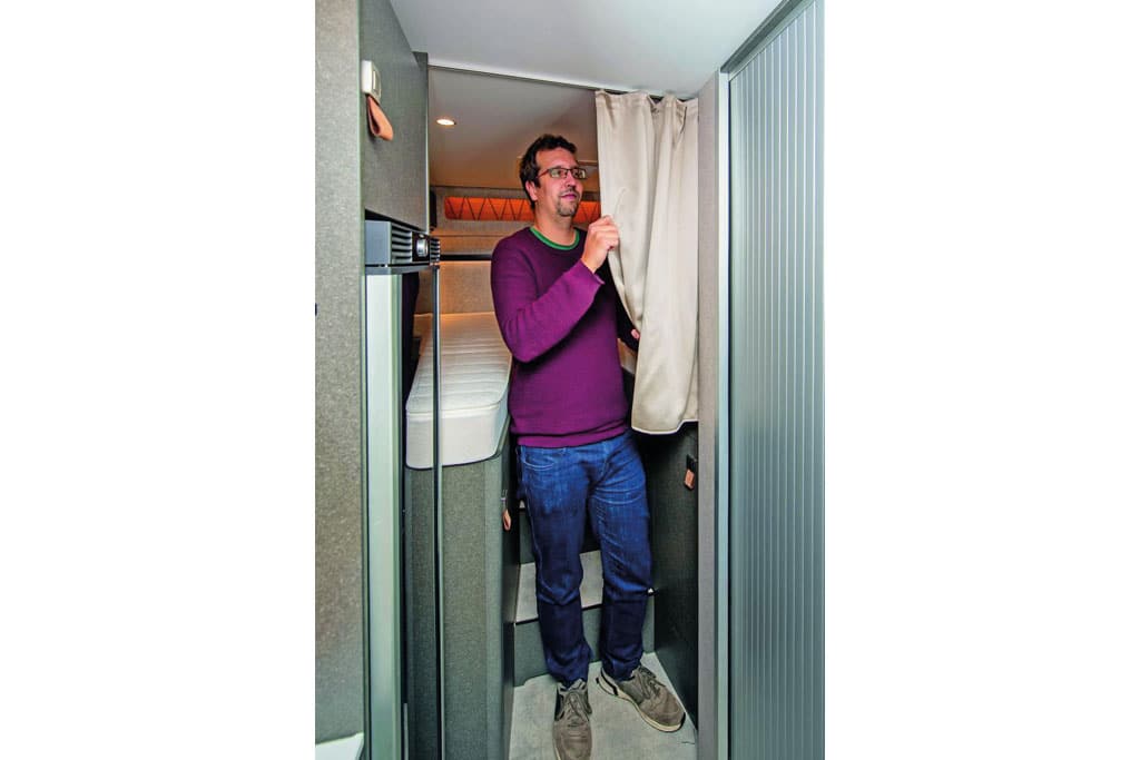 Gardine zwischen Schlaf- und Wohnbereich im Wohnmobil