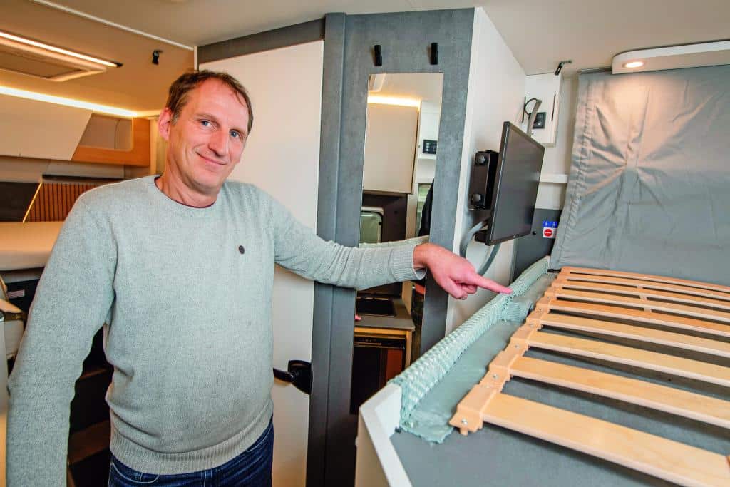 Redakteur zeigt auf ein Detail im Wohnmobil