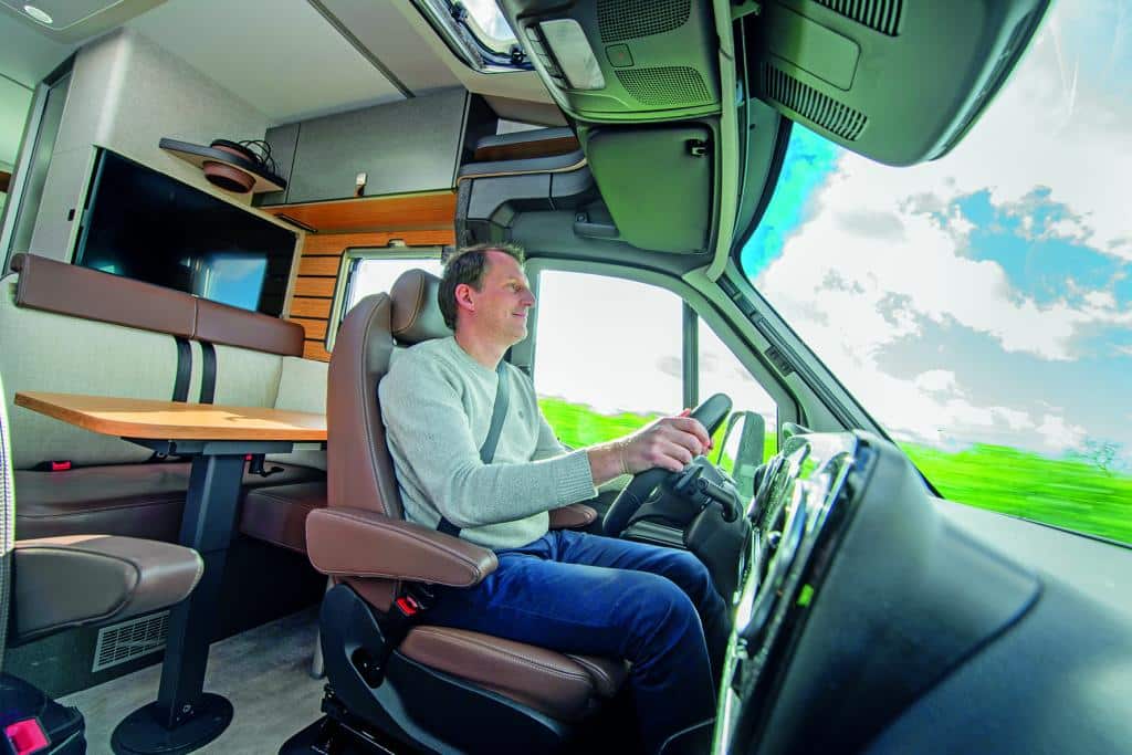 Redakteur hinter dem Steuer im Wohnmobil