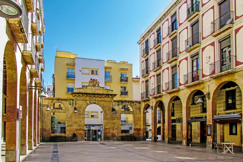 Alte Gebäude mit Rundbögen und aufwendigen Fassaden