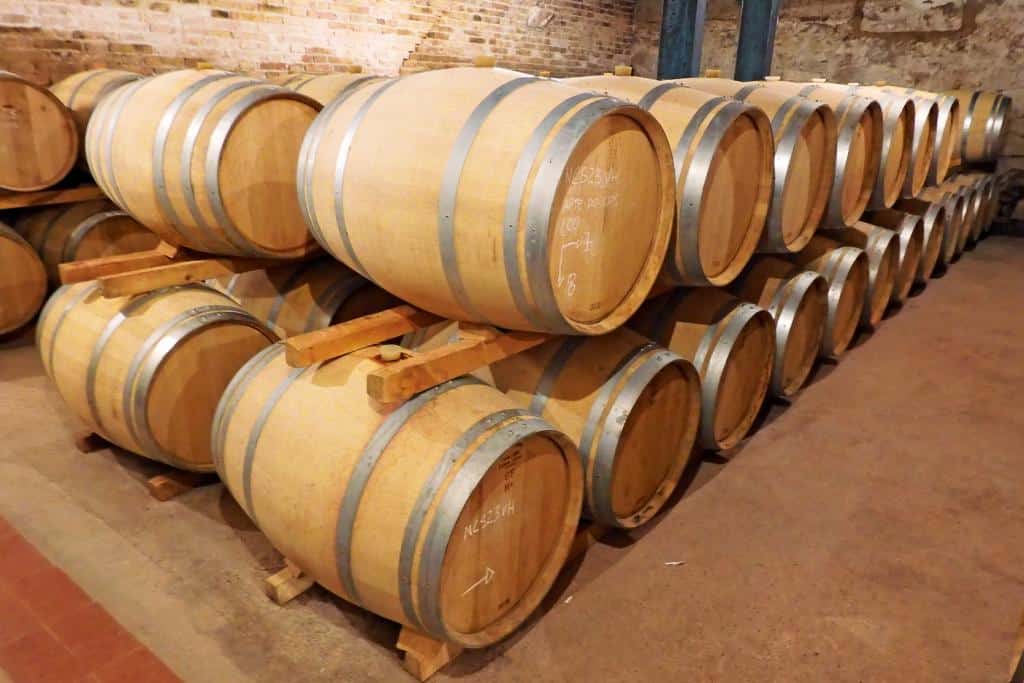 Weinfäasser in WEinkeller