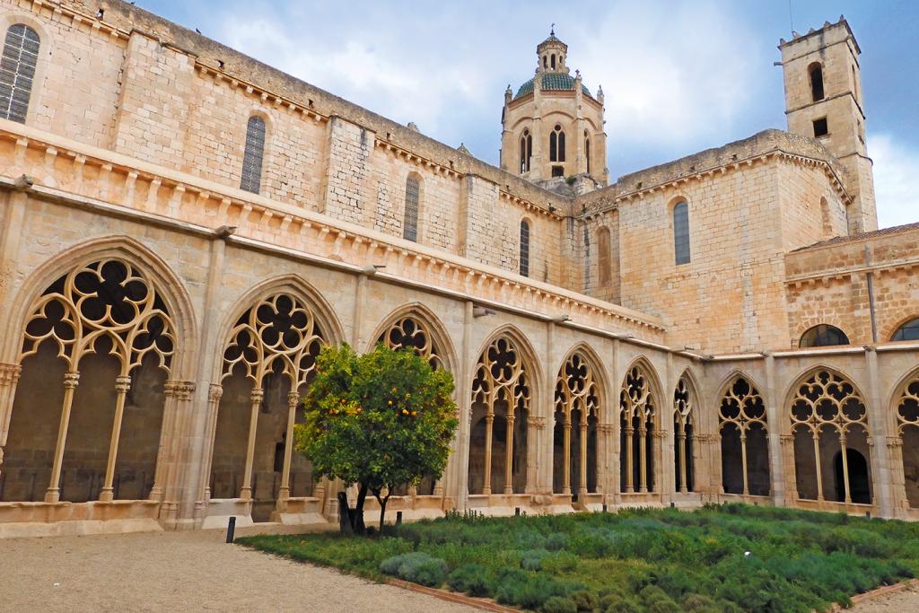 Innenhof einer Klosteranlage mit kunstvoll verzierten Rundbögen