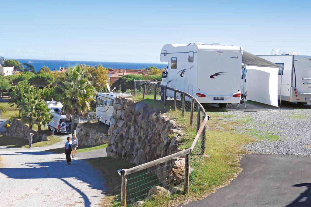 Campingplatz mit Blick auf blaues Meer
