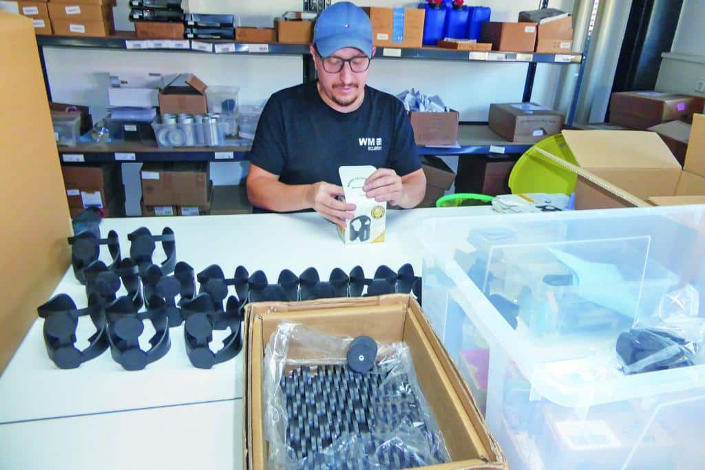 Mann in Produktionsraum