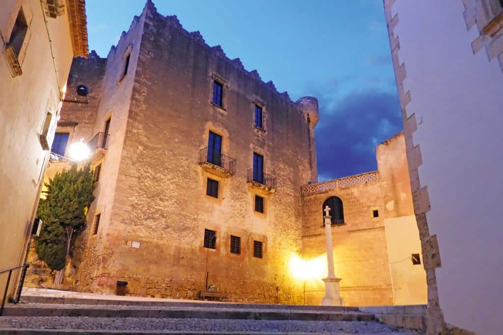 Von außen beleuchtetes, altes Gebäude bei Dämmerung