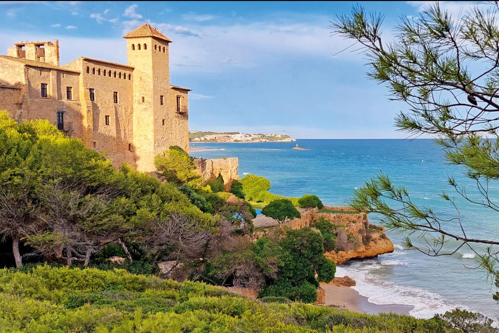 Alte Burg direkt an einer felsigen Küste