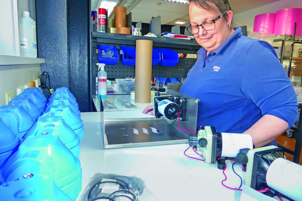 Frau in Produktionsraum