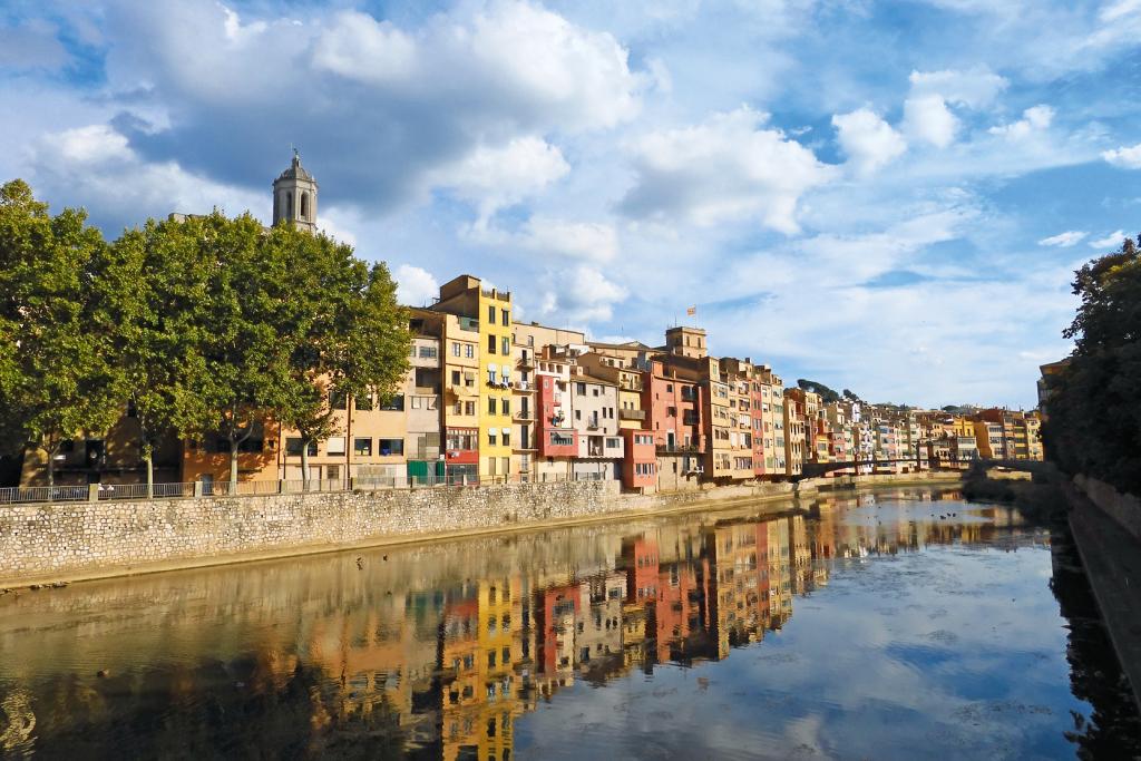 Alte Häuser am Ufer eines Kanals in Girona