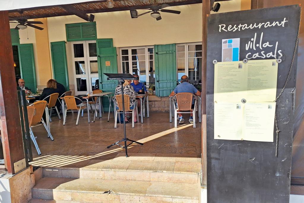 Überdachte Terrasse eines Restaurants