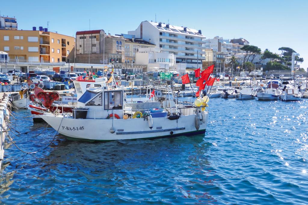Kleine Fischerboote in einem Hafen