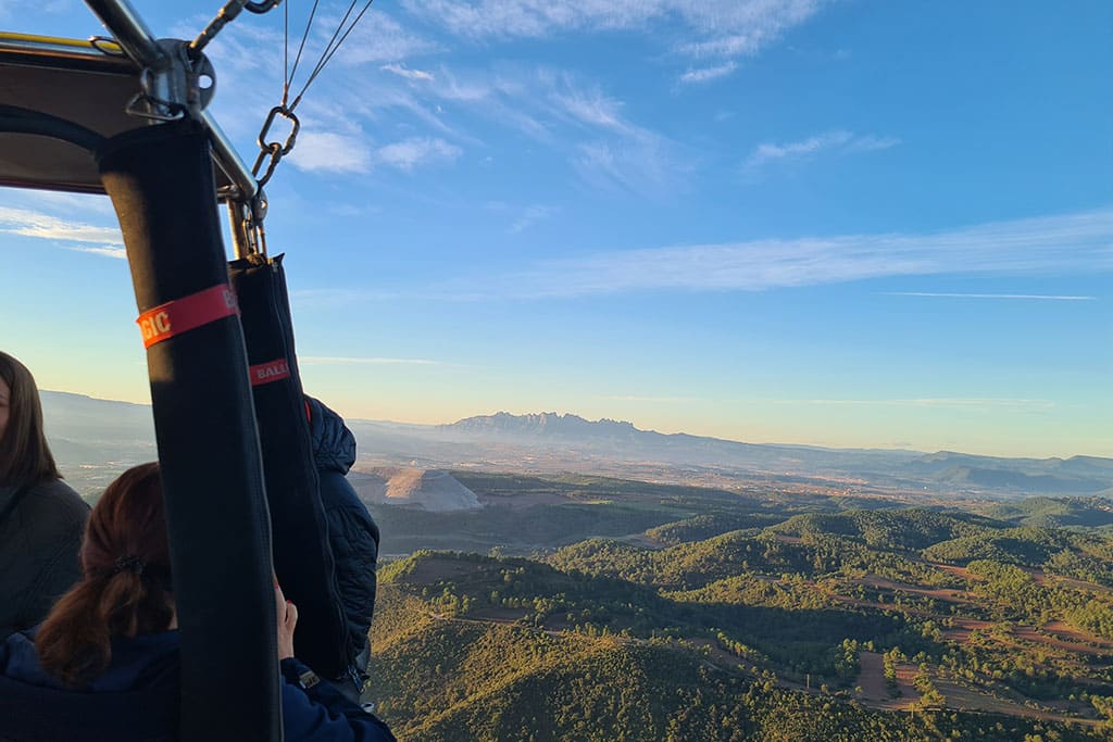Blick über weite Berglandschaft vom Heißluftballon aus