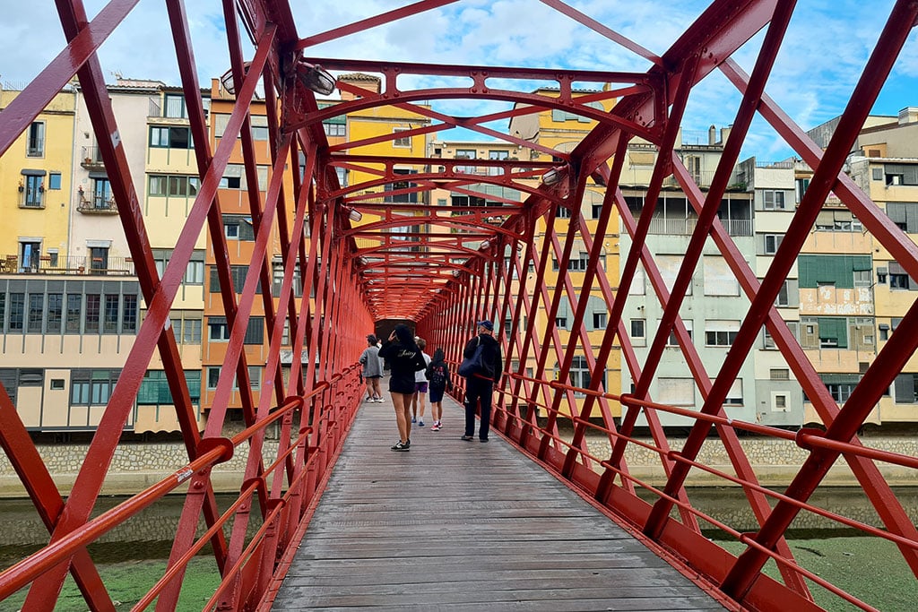 Auffällige, rote Brückenkonstruktion über einen Fluss