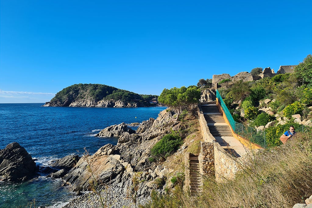 Wanderweg entlang felsiger Küste
