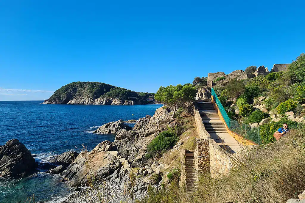 Wanderweg entlang felsiger Küste