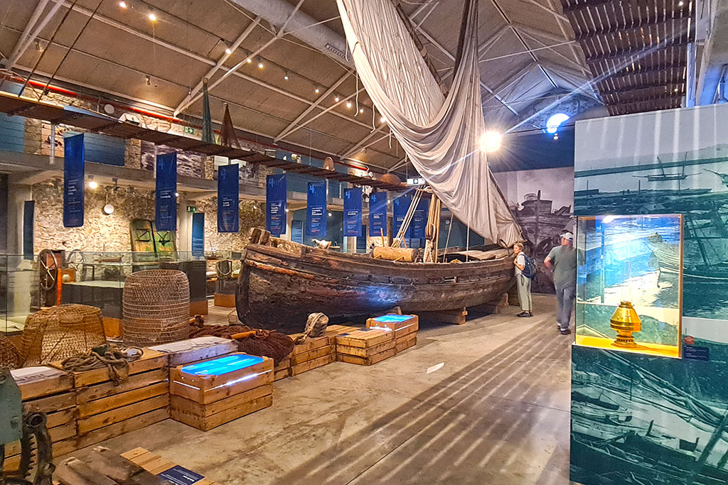 Altes Fischerboot und Fischereizubehör in einem Museum