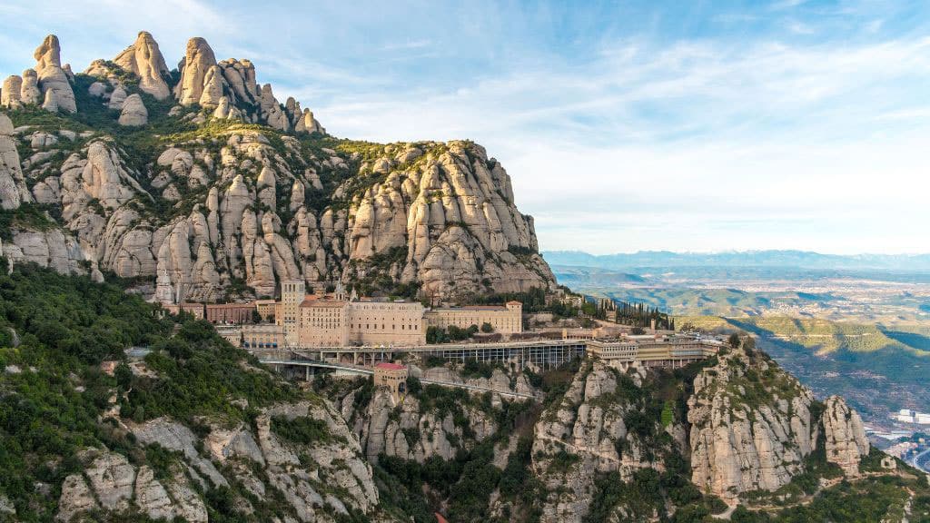 Große Klosteranlage gebaut in die auffälligen Felsformationes des Montserrat