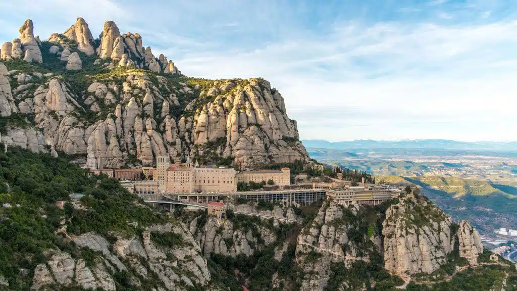 Große Klosteranlage gebaut in die auffälligen Felsformationes des Montserrat