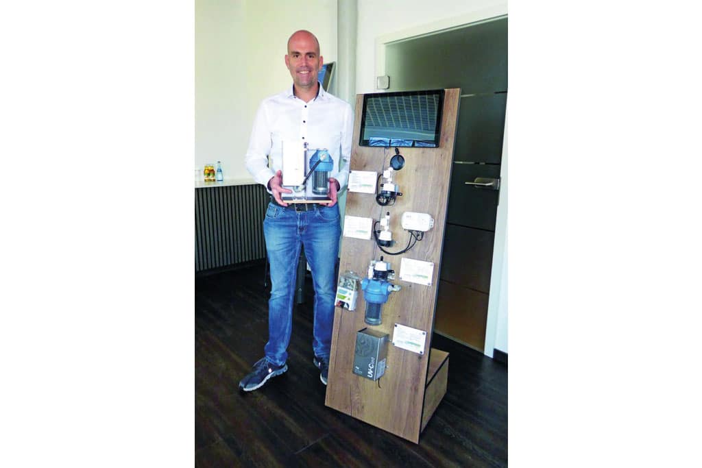 Mann präsentiert Produkte seines Betriebs