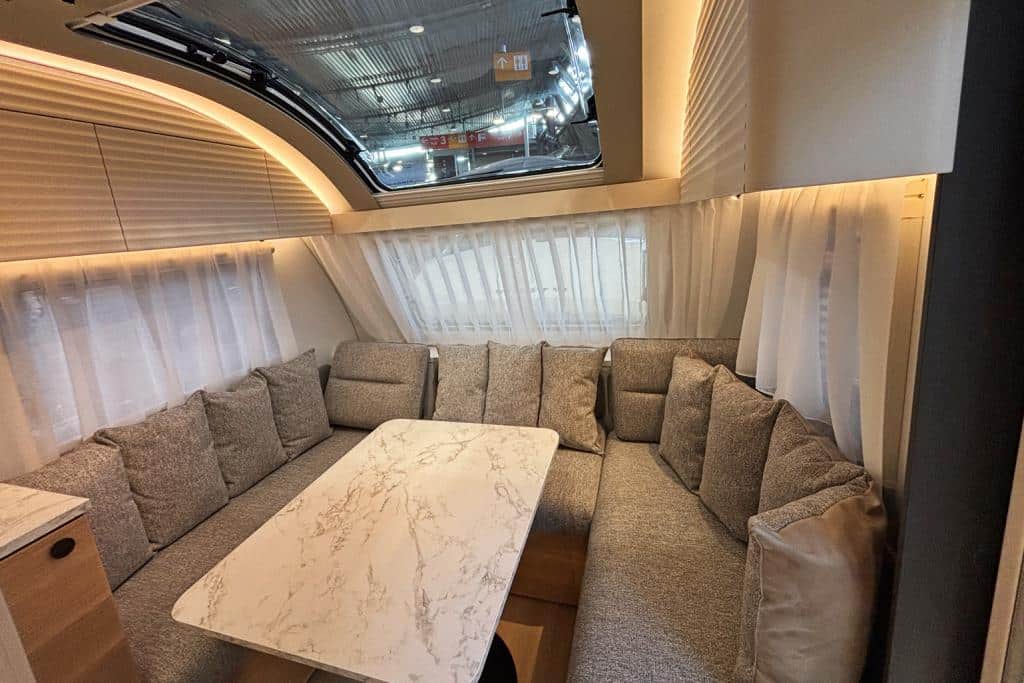 Sitzgruppe im Wohnwagen